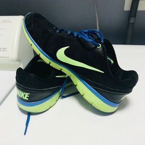 Women’s Size 10 Nike Training Sneakers (Black)